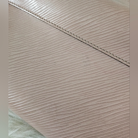 ❌SOLD❌ 🩷LV Twist🩷 - Picture 6 of 16